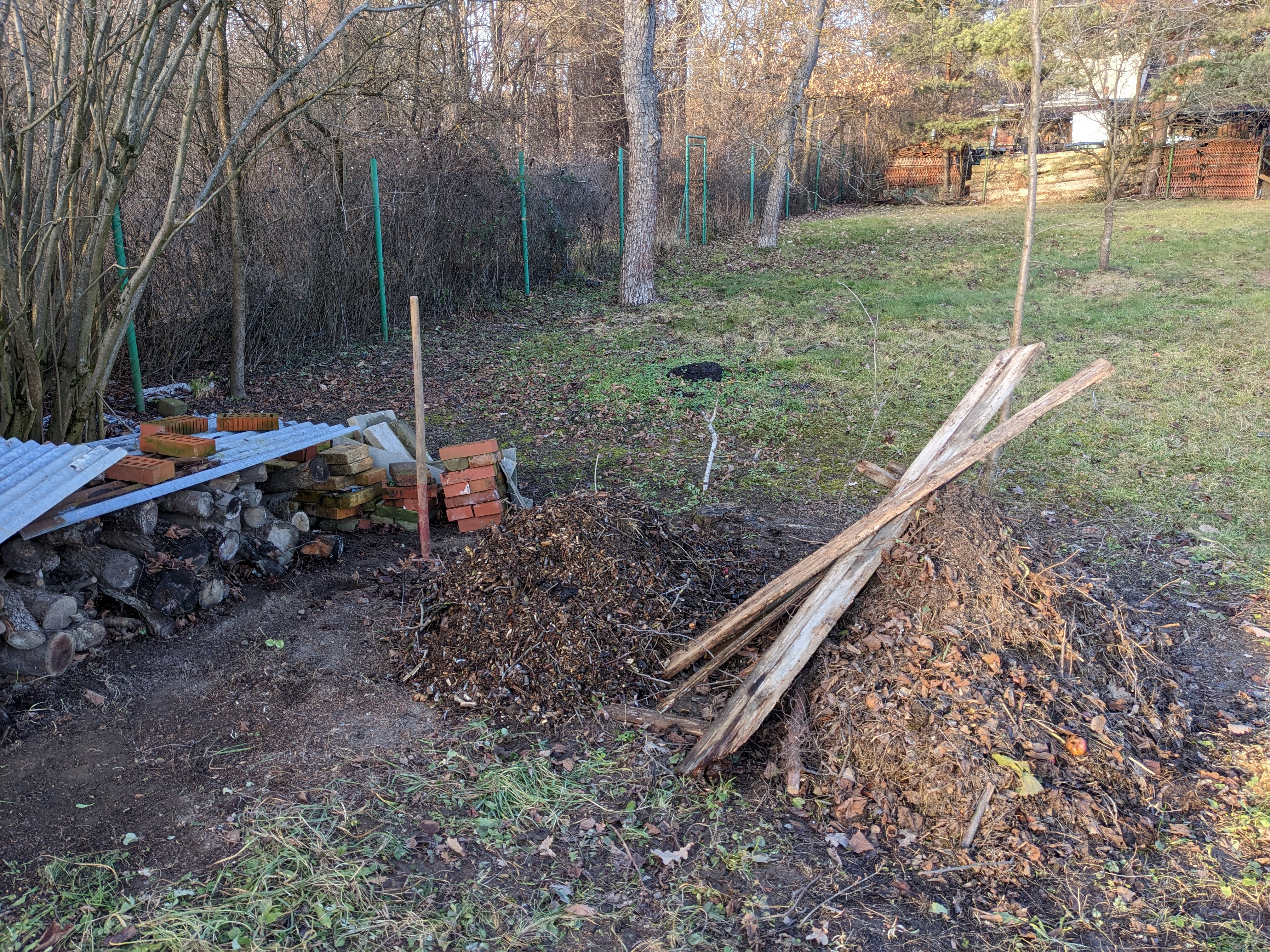 Vlevo: štěpka, vpravo: 3. kompost kopa.